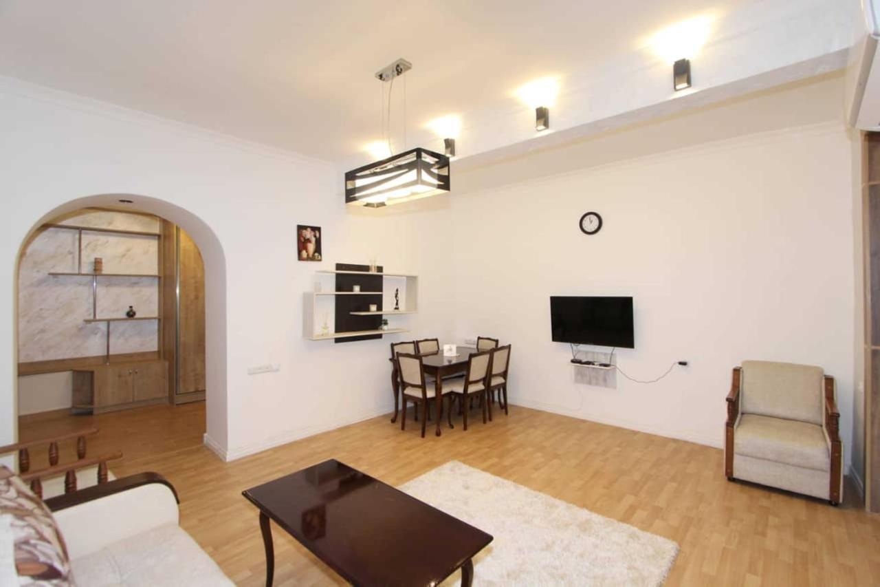 Sunny Apartment In The Center Γιερεβάν Εξωτερικό φωτογραφία